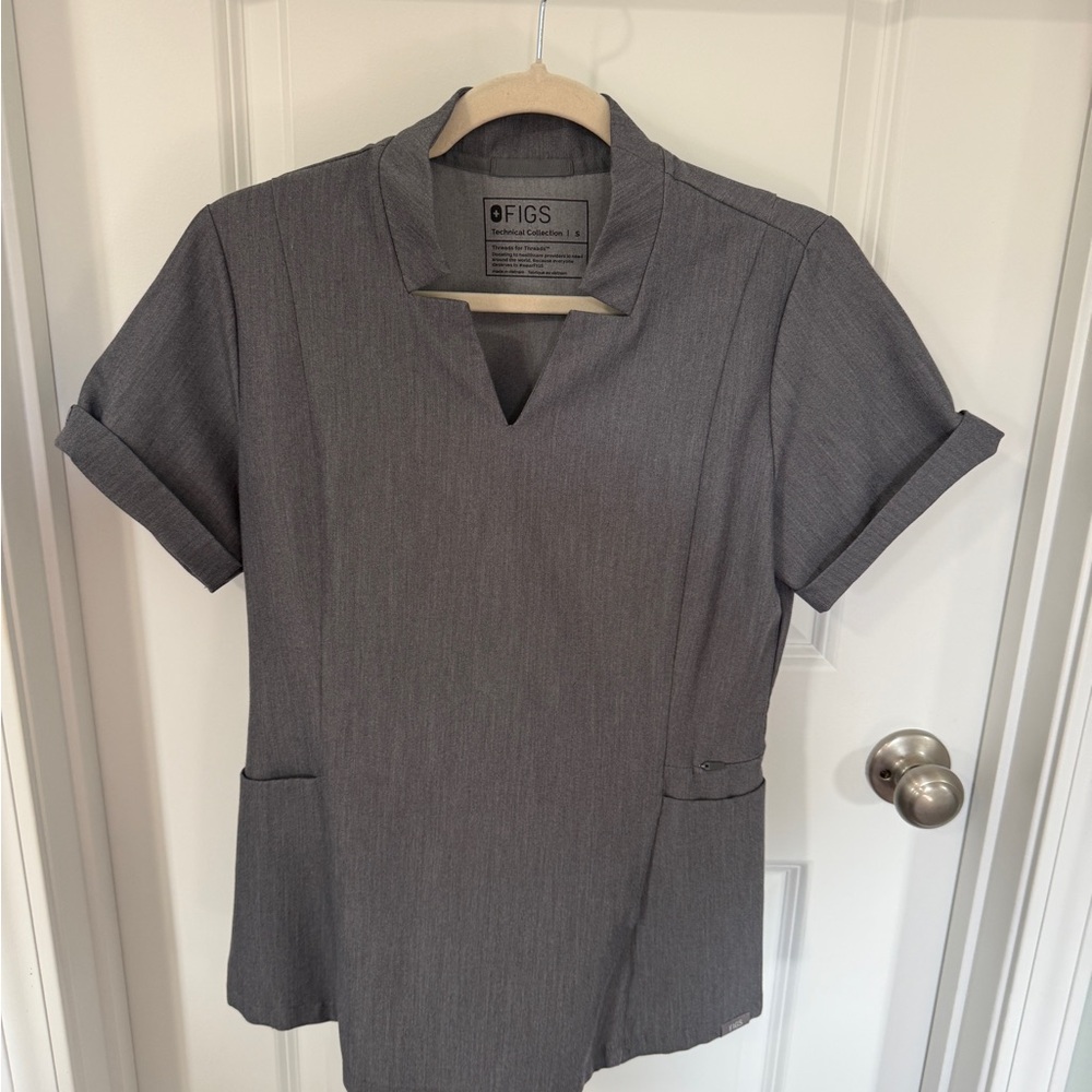 FIGS women’s Gray Graphite and Mandarin Collar Scrub Top size small
